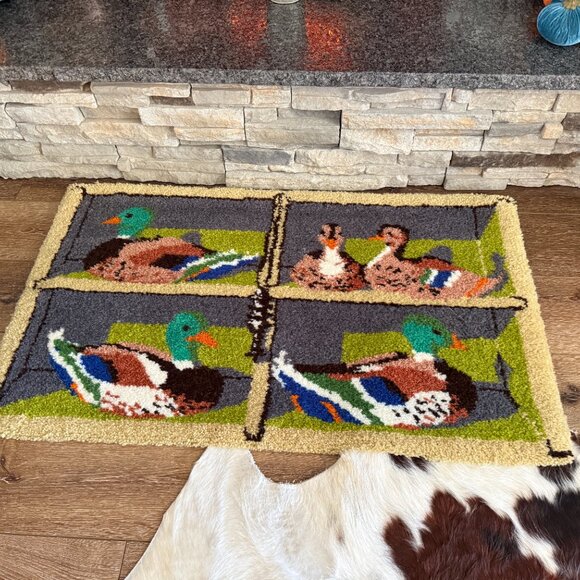 Large MCM Hooked Duck Rug - Picture 14 of 17
